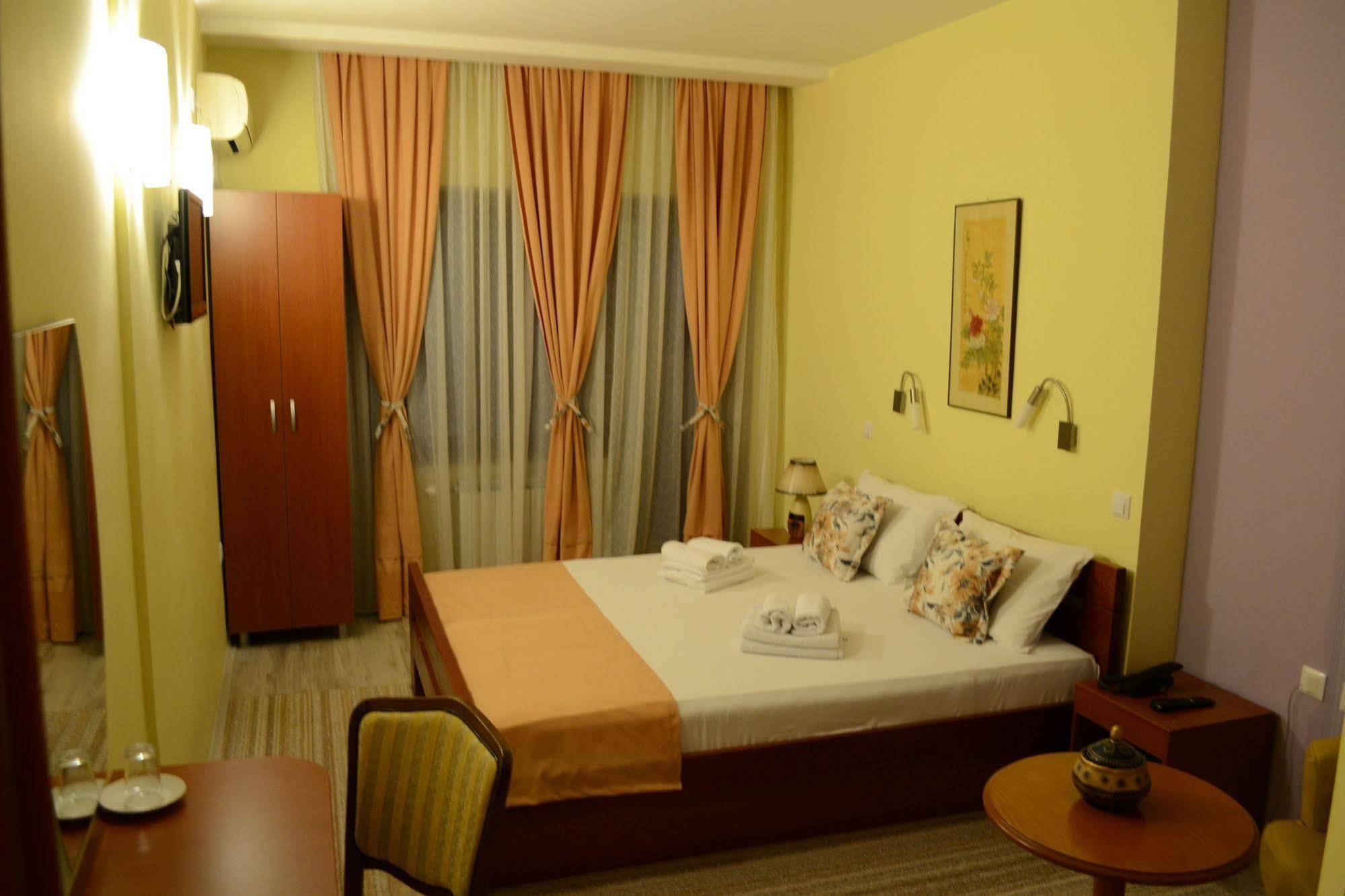 Hotel Pine Skopje Zewnętrze zdjęcie
